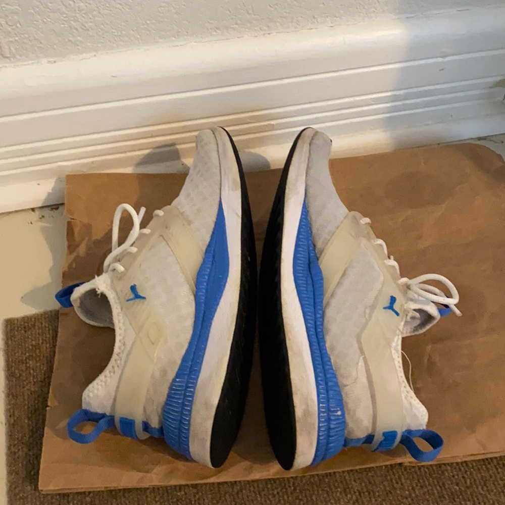 Puma size 9 tennis shoes - blue and white